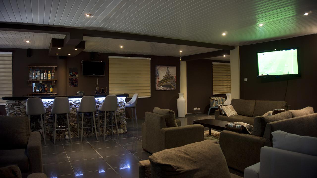 M Suites Hotel Acra Exterior foto